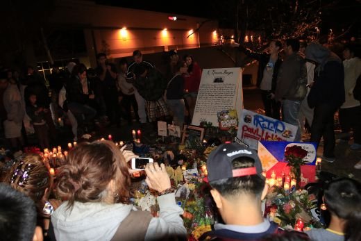 Imagini emotionante! Ce s-a intamplat azi-noapte in locul unde a murit actorul Paul Walker! Galerie FOTO:_13
