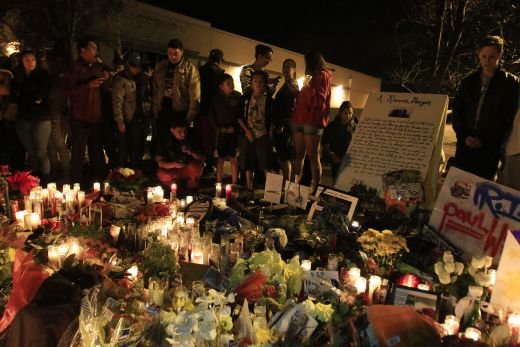 Imagini emotionante! Ce s-a intamplat azi-noapte in locul unde a murit actorul Paul Walker! Galerie FOTO:_14