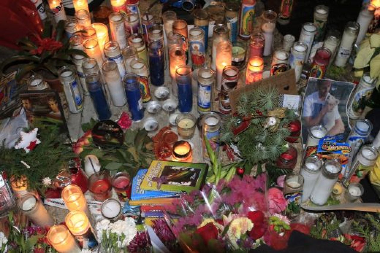 Imagini emotionante! Ce s-a intamplat azi-noapte in locul unde a murit actorul Paul Walker! Galerie FOTO:_18