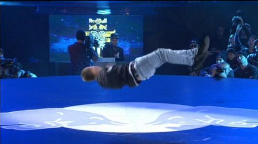 Nu credeai ca un om e in stare de asa ceva! NEBUNIE in breakdance! Ce face el e absolut IREAL! VIDEO
