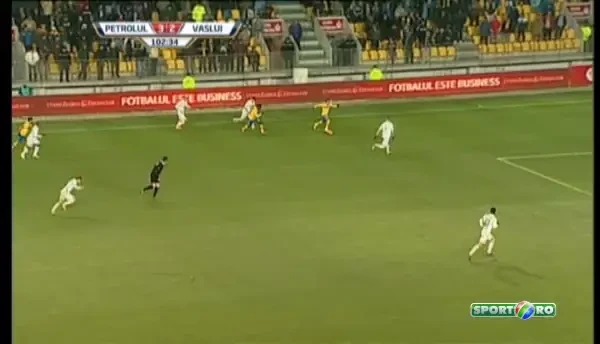 BOMBAAAA! Era sa MUTE poarta cu torpila asta! Gol SENZATIONAL in Romania, stadionul a explodat! Faza pentru care merita sa platesti 5 bilete la Petrolul - Vaslui! VIDEO