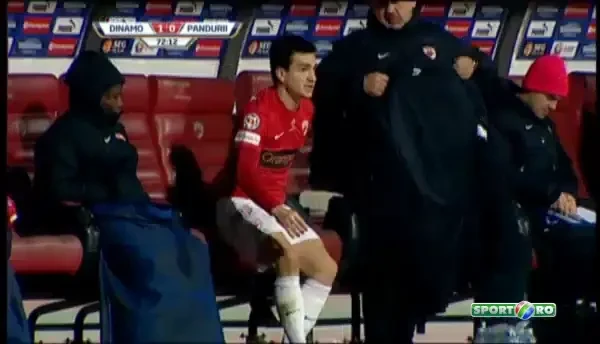 Cascadorul RASULUI! S-a enervat atat de tare ca a fost schimbat, incat a cazut de pe banca de REZERVE! :)) Imagini incendiare la Dinamo! VIDEO