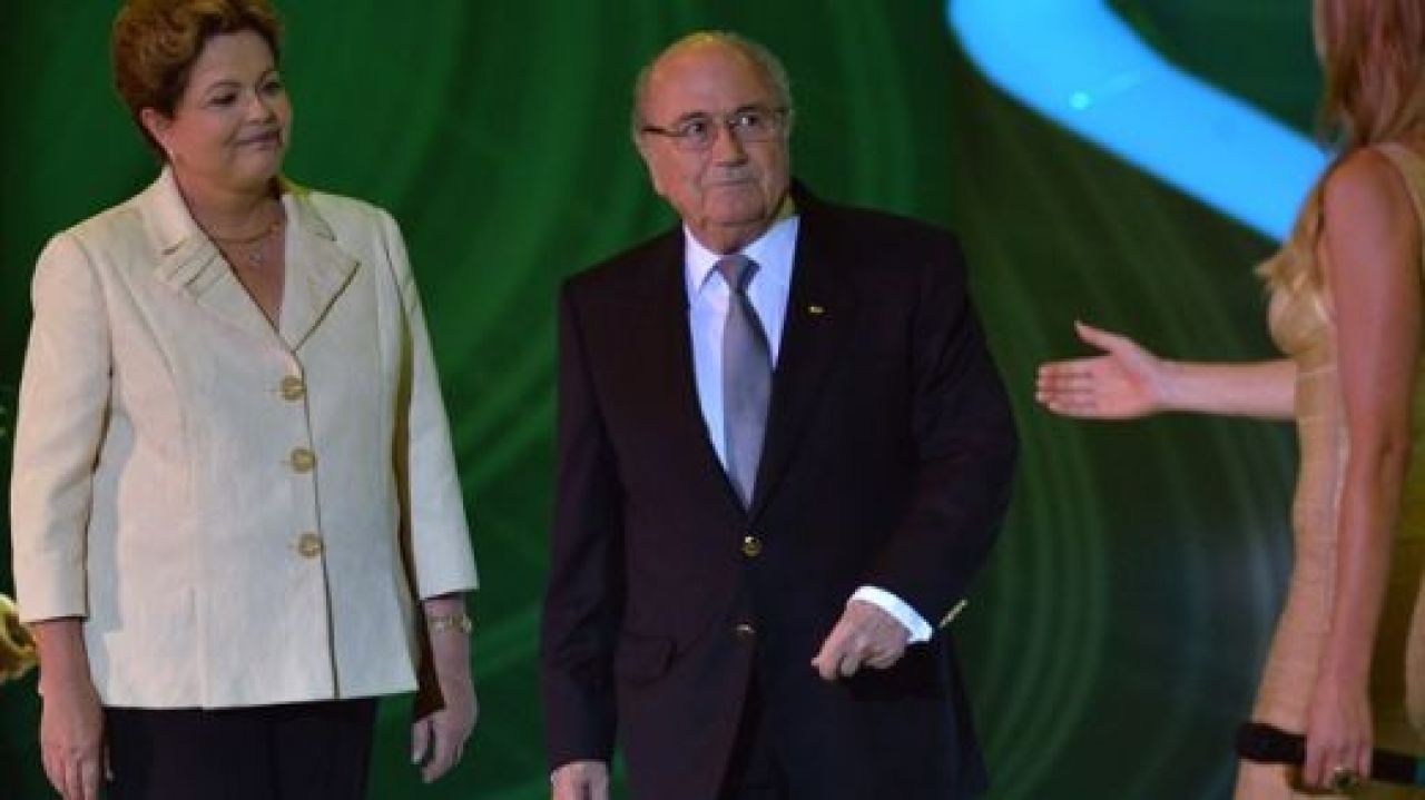 FOTO Like a BOSS! Blatter a facut senzatie la tragerea pentru grupele CM! Momentul in care toata lumea s-a oprit sa-l admire!_2