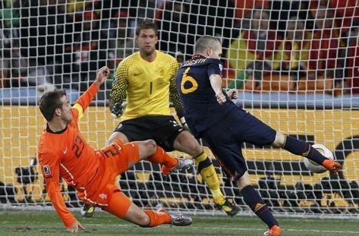 SOC la Cupa Mondiala: Spania - Olanda! Finala din 2010 se joaca in grupele din Braziilia! Duel de 700 de milioane de euro!