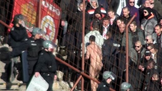 Imagini TERIBILE: Un suporter al lui Levski a fost recunoscut de ultrasi in galeria lui TSKA! Fanul a trait cea mai mare UMILINTA posibila! VIDEO
