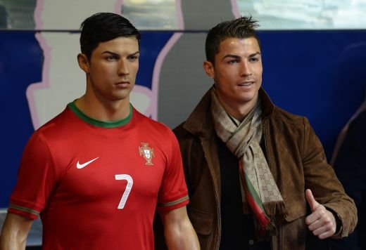 Ha, asta sunt eu?! Mama, dar ce seamana! :)) Ronaldo si-a dezvelit STATUIA in muzeul lui Real Madrid; portughezul s-a amuzat la prezentare! FOTO: