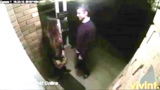GENIAL! A cunoscut o tipa si a condus-o pana in fata usii! Ce a urmat a facut inconjurul planetei! VIDEO