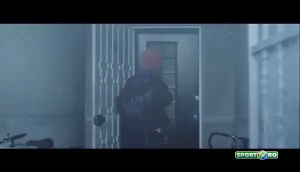 Isi facea linistita dus, cand i-aparut ASTA pe oglinda din baie! Ce fac berea si fotbalul dintr-o femeie: VIDEO