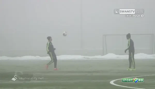 Ronaldinho, stai ca nu te vad :)) Un jucator de la Swansea a rupt schemele in doua pe o ceata criminala! VIDEO