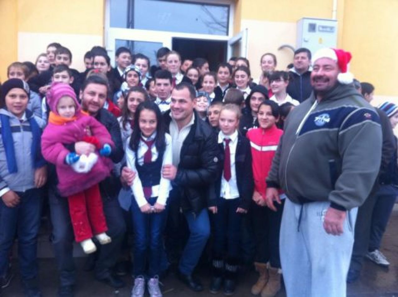 Cel mai MARE Mos Craciun si-a facut aparitia la Galati! Sandu Lungu a fost alaturi de Iftimoaie sa doneze cadouri! FOTO_1