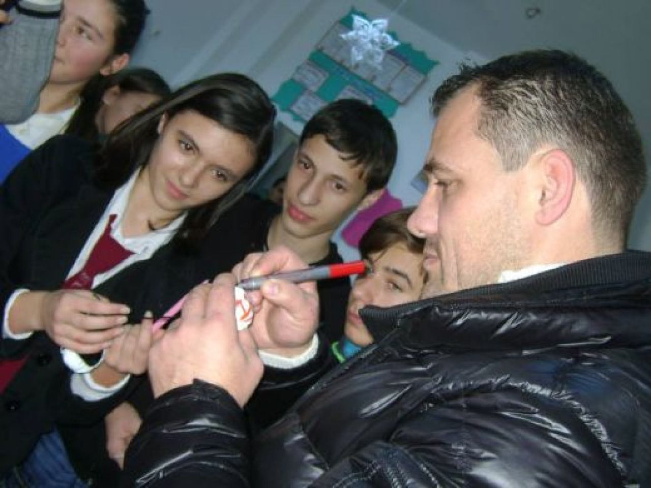 Cel mai MARE Mos Craciun si-a facut aparitia la Galati! Sandu Lungu a fost alaturi de Iftimoaie sa doneze cadouri! FOTO_2