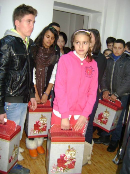 Cel mai MARE Mos Craciun si-a facut aparitia la Galati! Sandu Lungu a fost alaturi de Iftimoaie sa doneze cadouri! FOTO_4