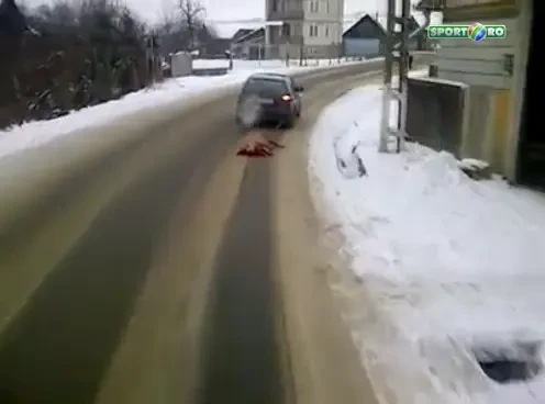 Doar in Romania! Cum stii ca vine Craciunul? :)) Vezi asa ceva pe sosea! VIDEO