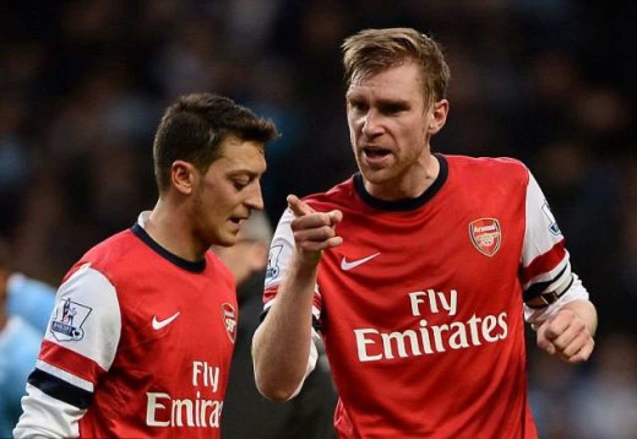SCANDAL dupa infrangerea cu City! Doi jucatori s-au certat pe teren! Ce i-a reprosat Mertesacker lui Ozil:_2