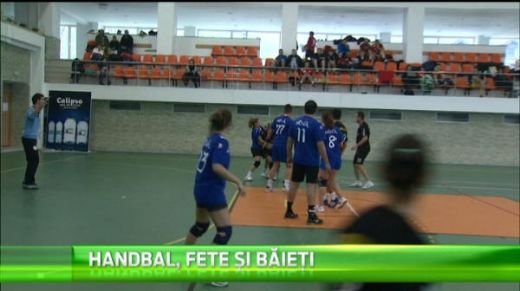Studentii din Bucuresti au inventat un nou sport! Fetele si baietii joaca in aceeasi echipa! Primul turneu a fost caritabil! VIDEO