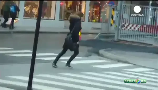 Fenomen incredibil pe strazi! Oamenii nu mai pot merge pe strada, sunt ZBURATI de vant! IMAGINI AICI