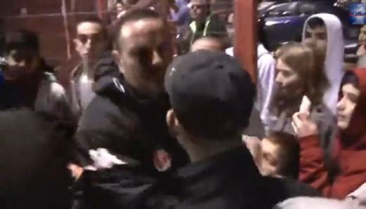 Reactie INCALIFICABILA a antrenorului lui Hapoel Tel Aviv: A atacat un suporter chiar in fata presei! VIDEO