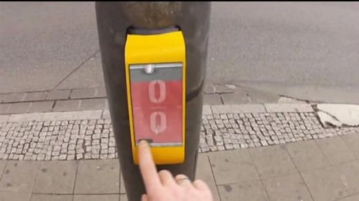Cum poti sa joci fotbal la semafor! Cel mai TARE mod in care astepti sa se faca verde! VIDEO