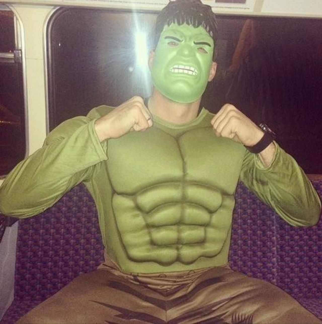 Jucatorii lui Arsenal au dat cea mai NEBUNA petrecere! Santi Cazorla a fost Super Mario iar Podolski s-a costumat in Hulk! FOTO_1