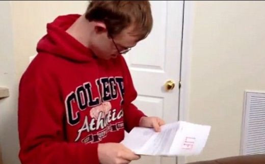 VESTEA care i-a schimbat viata pentru totdeauna! A primit un plic, iar cand l-a desfacut a PLANS in hohote! Imaginea care te lasa in LACRIMI! VIDEO