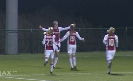 GENIAL! Faza care il face invidios si pe Ronaldo! O fata a dat GOL direct din corner, la coltul scurt! VIDEO de senzatie!