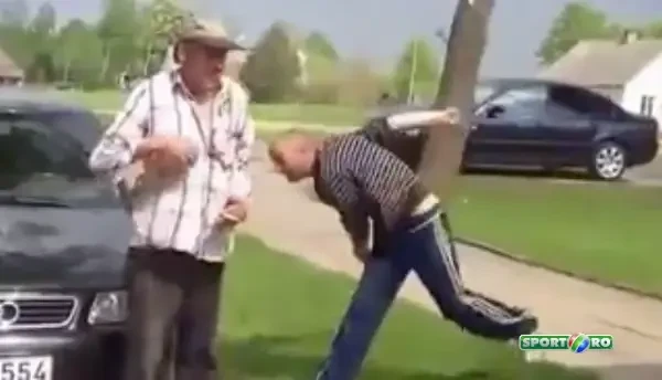 Chuck Norris are un unchi la sat! Vezi cum se bate LIKE A BOSS, fara sa isi strice tigarea! VIDEO