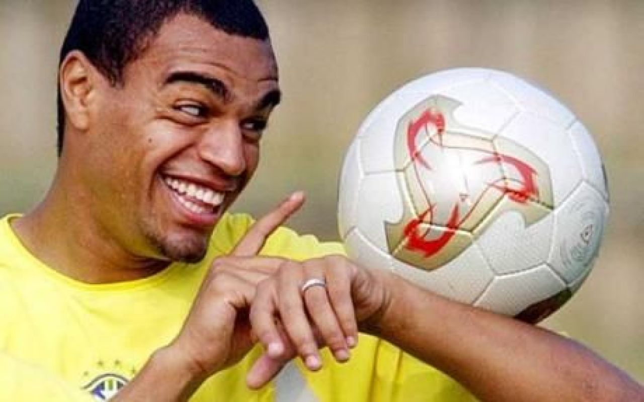 Trebuia sa fie noul Ronaldo, insa a ajuns sa joace in Vietnam. Povestea celui mai scump transfer din istorie_1