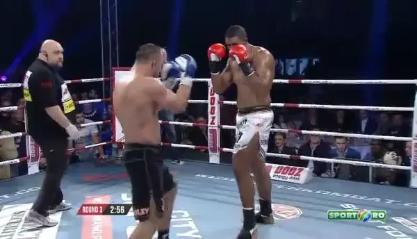RAZBUNARE mortala pentru Benny Adegbuyi! Zhuravlev 'a platit' pentru victoria impotriva lui Morosanu! Vezi super KO-ul VIDEO