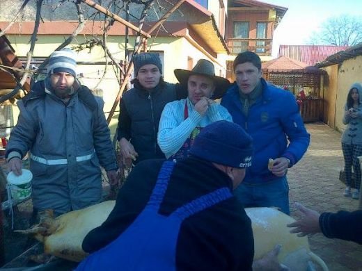 Liber la sorici si sarmale! Tanase i-a luat fata lui Budescu si a rupt Pomana Porcului :)) Cum s-a fotografiat alaturi de un rapidist: