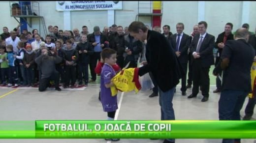 Super turneu de juniori: 700 de copii s-au intrecut in jonglerii ca sa-l impresioneze pe Gica Popescu! VIDEO