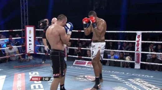 RAZBUNARE mortala pentru Benny Adegbuyi! Zhuravlev a platit pentru victoria impotriva lui Morosanu! Vezi super KO-ul VIDEO