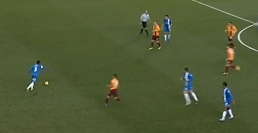 Asta este golul SARBATORILOR! A prins o bomba supersonica de la 35 de metri direct la vinclu! Portarul il astepta pe Mos Craciun! VIDEO