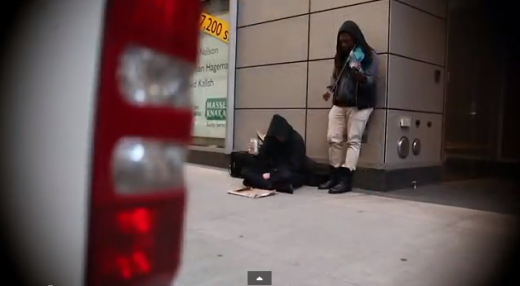 I-a dat bani unui cersetor pe strada! Ce a urmat depaseste orice imaginatie! VIDEO