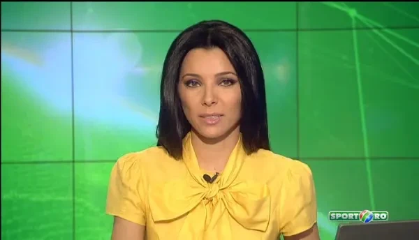 Sunteti hOkey? :) Ce vad la TV oamenii care se uita la un meci de hockey intre majorete! O camera a fost aplasata in poarta! VIDEO
