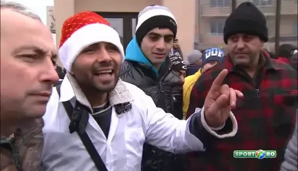 VIDEO Primiti cu MANEAUA? :)) Sute de colindatori s-au strans la casa lui Becali! Ce melodii au cantat pentru patronul Stelei!