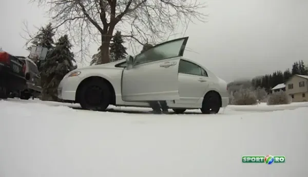 Cel mai RAPID mod de a scapa de gheata de pe geamul masinii! Te-ai gandit la asta? SUPER VIDEO