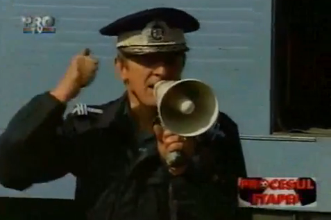 Cum arata o deplasare a galeriei Stelei in Giulesti in '98! Seful jandarmilor: "Sa nu aud cuvantul m***, ca intram in dumneavoastra!" :)) VIDEO