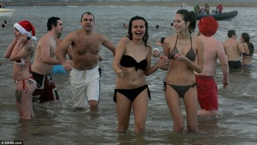Ce fac englezii de Craciun ca sa scape de mahmureala :) Obicei ciudat, vechi de peste 50 de ani, la 0 grade! FOTO_3