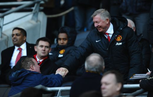 Aparitia zilei de Boxing Day! Ferguson, in echipament oficial, la meciul lui United! In minutul 13 a vrut sa-i ia locul lui Moyes pe banca :)_2