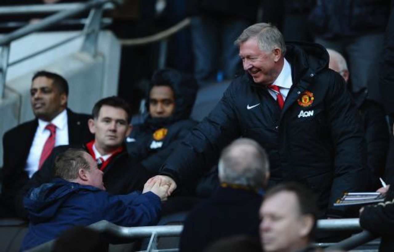 Aparitia zilei de Boxing Day! Ferguson, in echipament oficial, la meciul lui United! In minutul 13 a vrut sa-i ia locul lui Moyes pe banca :)_2