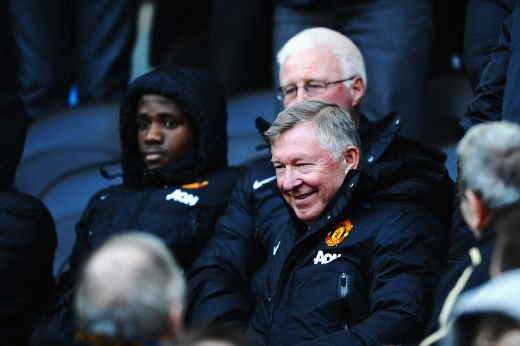 Aparitia zilei de Boxing Day! Ferguson, in echipament oficial, la meciul lui United! In minutul 13 a vrut sa-i ia locul lui Moyes pe banca :)_3