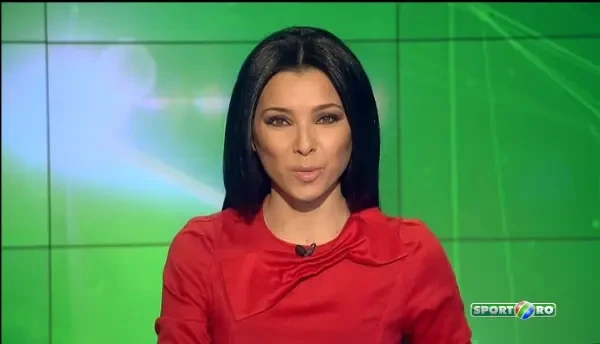 Spagatul imposibil pentru Van Damme si Chuck Norris! Gimnastele Monica Rosu si Loredana Boboc le dau lectii celebrilor actori: