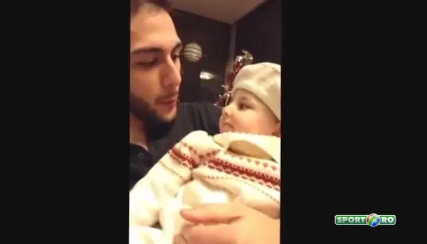 ADORABIL: bebelusul BEATBOXER! VIDEO genial: toti au izbucnit in ras cand a incercat sa "cante"! Lesini de ras :)