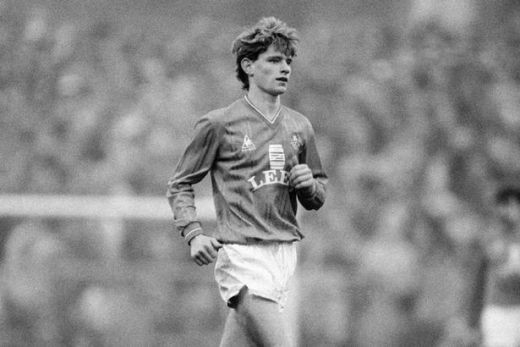 DRAMA l-a lovit in ultima secunda a meciului! Povestea celui mai SCUMP pusti din fotbal si tragedia care i-a terminat cariera la 23 de ani! S-a facut sofer si a MURIT in ziua de Craciun: