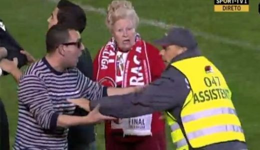 Rusescu, in PERICOL la Braga! Cine e aia? Chiar a intrat pe teren! Aparitia care i-a lasat interzisi pe toti! Stewarzii s-au speriat rau! VIDEO