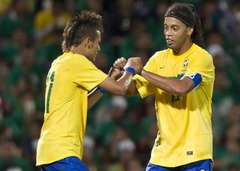 Neymar va innebuni cand va afla asta! Ronaldinho i-a furat cel mai pretios trofeu: Un fel de Balonul de Aur in America de Sud!