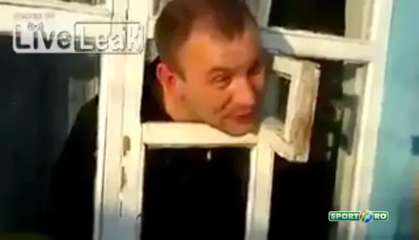 LESINI de ras! S-a imbatat de Anul Nou, iar prietenii l-au gasit ASA: Baaa, cum ai ajuns in halul asta? VIDEO: