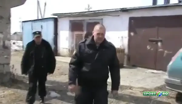 Un milion de LIKE-uri pentru acest politist! Ce se intampla cand este atacat cu LOPATA de un taran! VIDEO GENIAL