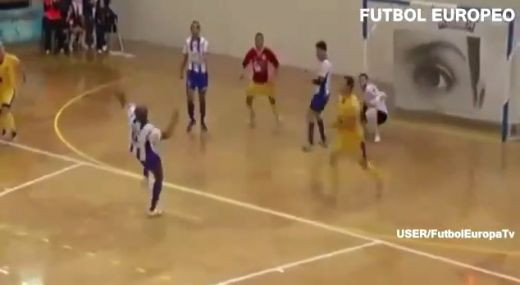 Uita TOATE golurile pe care le-ai vazut anul asta! A dat FOARFECA din PROPRIUL careu, mingea s-a dus perfect! Vezi aici faza dementiala