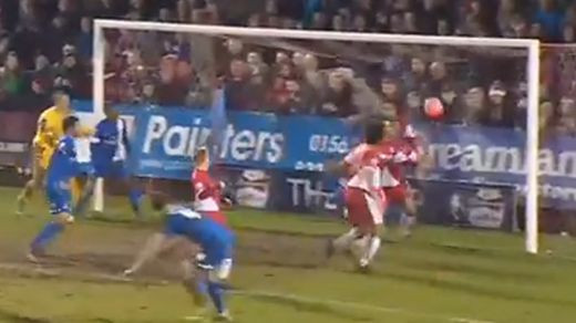 Cat GHINION?! Mingea a atins de trei ori bara la aceeasi faza, insa nu au reusit sa dea gol! VIDEO